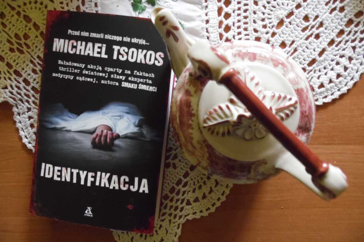 Michael Tsokos, Identyfikacja-intro.
