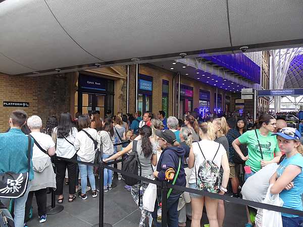 Kolejka fanów Harry'ego Pottera, King's Cross, Londyn.