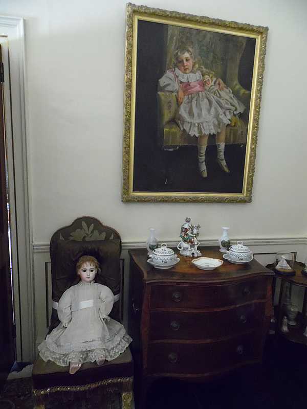 Portret Agathy Chrisite z jej ulubioną lalką Rosalind.
