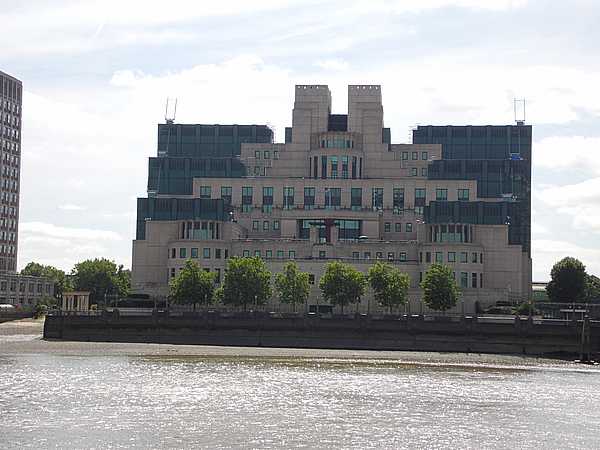 Siedziba MI6, Londyn.