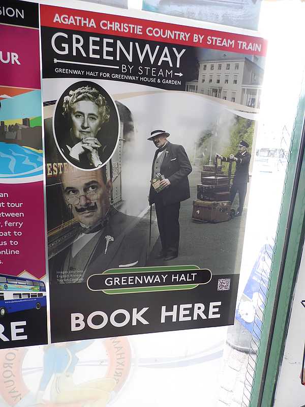 Plakat reklamujący wycieczkę do Greenway House, domu Agathy Christie.
