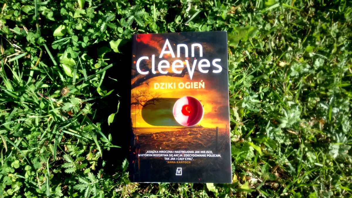 Okładka Dzikiego ognia Ann Cleeves.