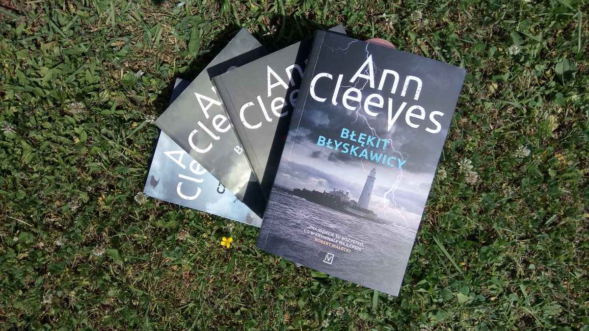 Okładka Błękitu błyskawicy Ann Cleeves.