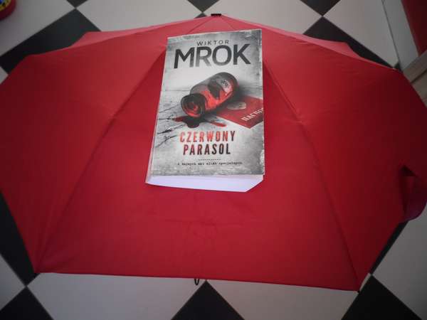 Okładka Czerwonego parasola Wiktora Mroka.