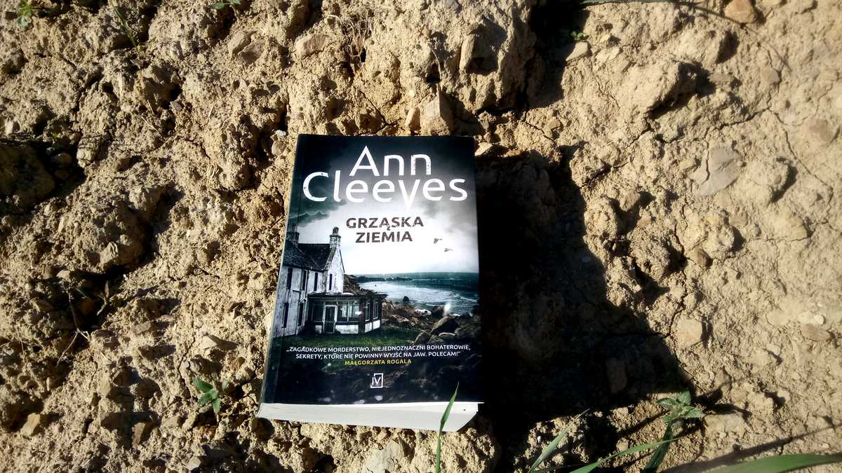 Okładka Grząskiej ziemi Ann Cleeves.