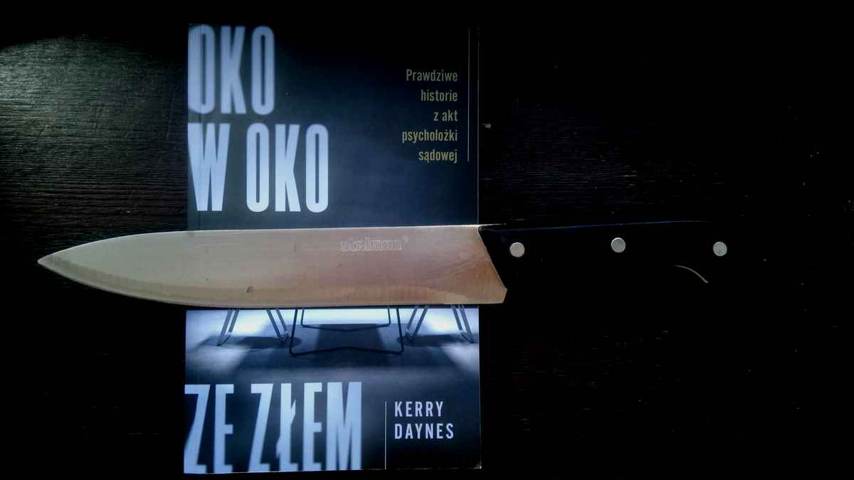 Okładka Oko w oko ze złem Kerry Daynes.