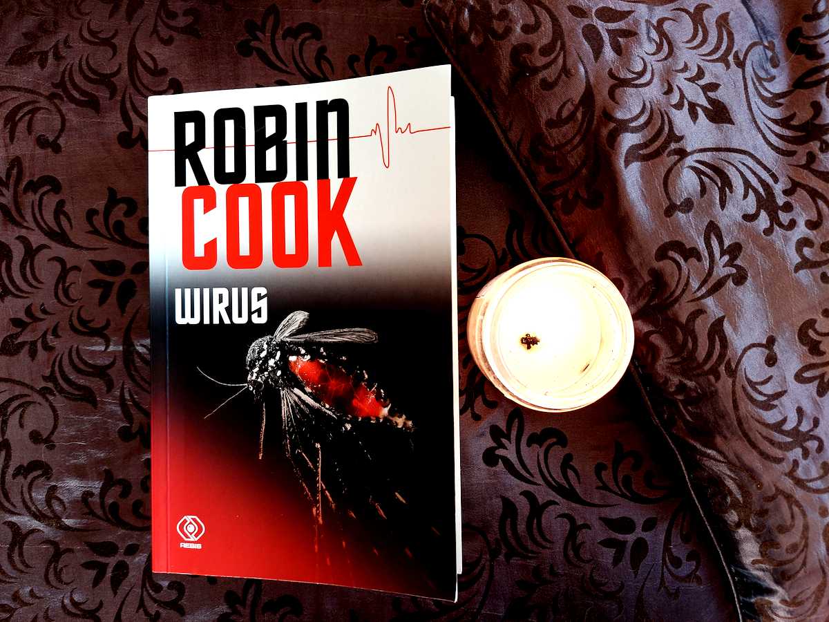 Okłądka Wirusa Robina Cooka.