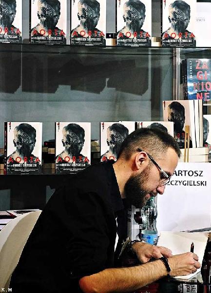 Bartosz Szczygielski podpisuje "Aortę"/fot.Kasia Moskal.
